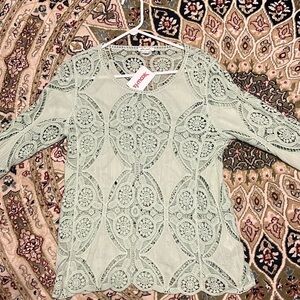 Sz M light green crochet style top